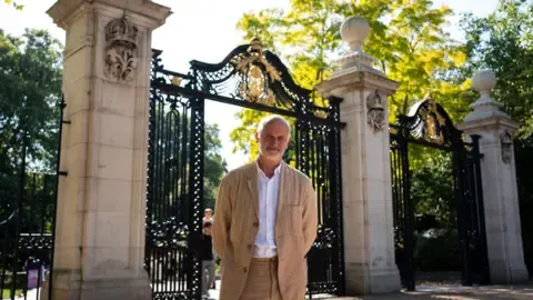 Sculptor Plans to Capture Queen's Majesty in Sculpture